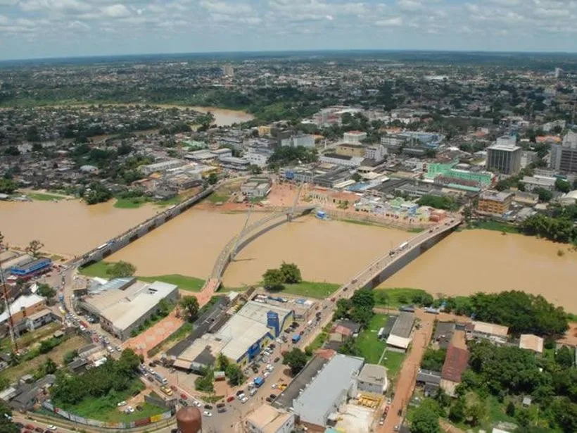 Vista aérea de pontes sobre o rio Acre em Rio Branco