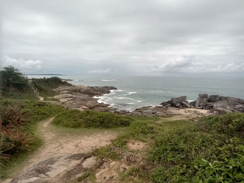Costões de pedra junto ao mar no litoral de Rio das Ostras