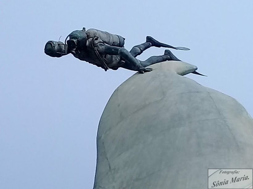 Escultura de baleia jubarte na Praça da Baleia em Rio das Ostras