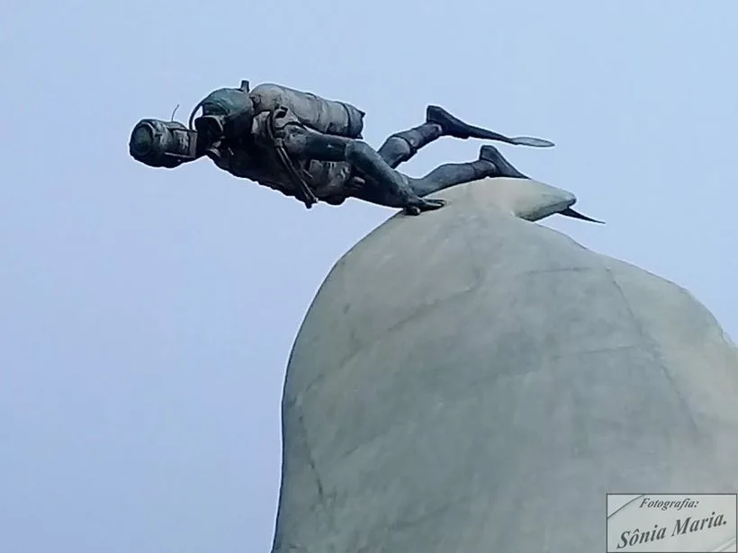 Escultura de baleia jubarte na Praça da Baleia em Rio das Ostras