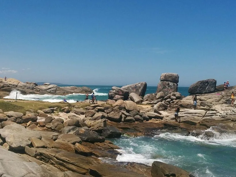Faixa de areia e mar da praia de Costa Azul em Rio das Ostras