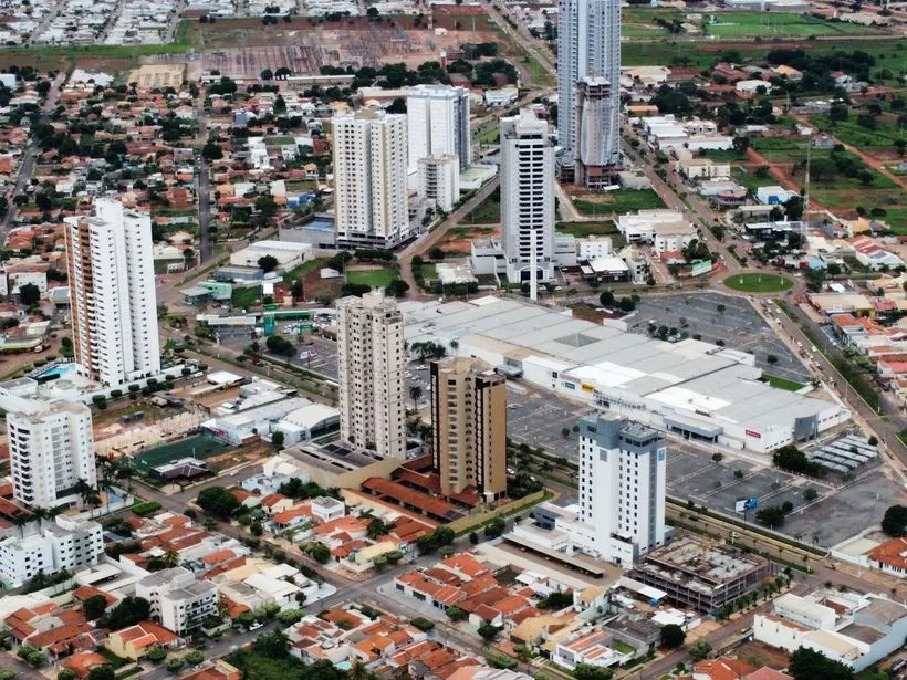 Vista aérea do Rondon Plaza Shopping em Rondonópolis