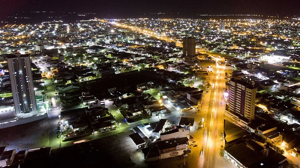 Avenida Prefeito Brás de Lira em Santa Cruz do Capibaribe à noite