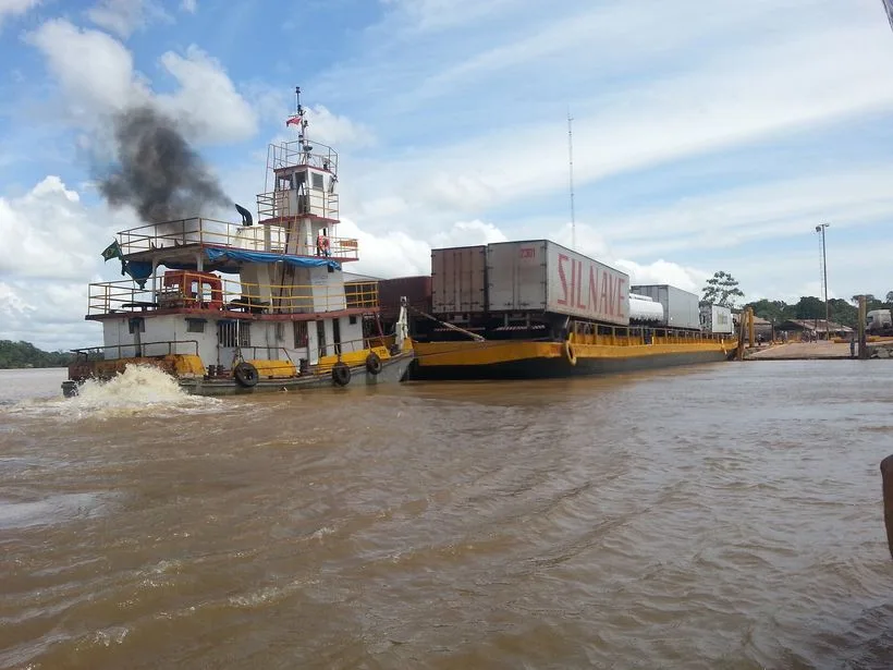 Balsa atracando em Santana no rio Amazonas
