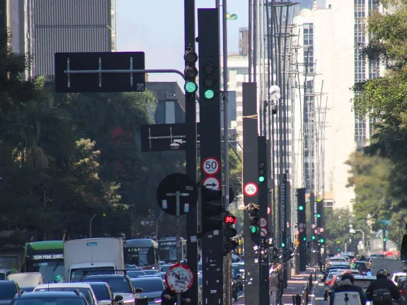 Avenida Paulista em São Paulo com prédios e trânsito
