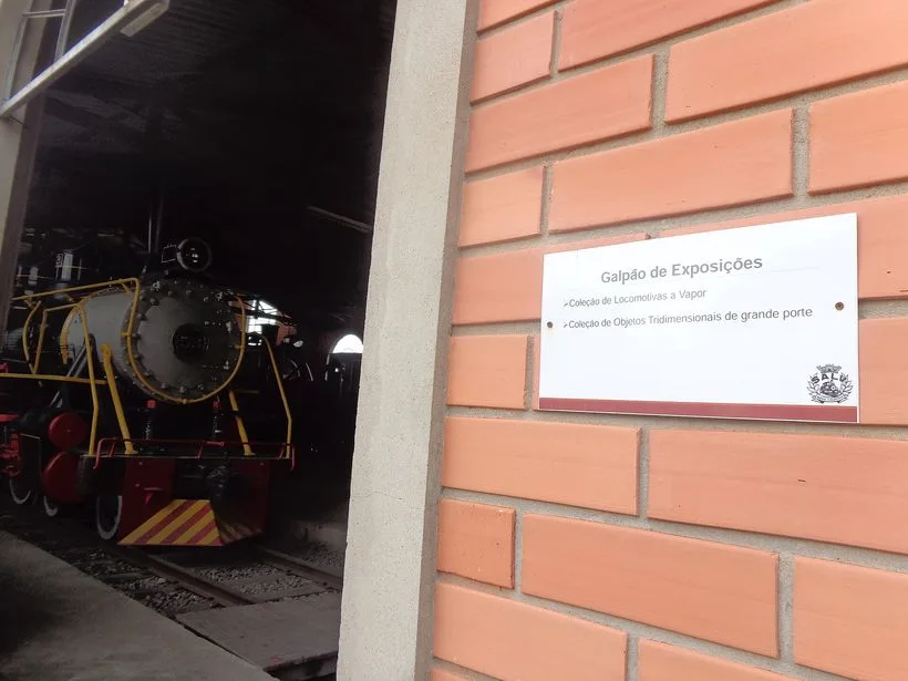 Galpão do Museu Ferroviário de Tubarão com locomotivas
