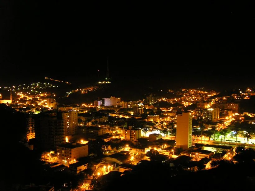 Vista noturna da cidade de Ubá