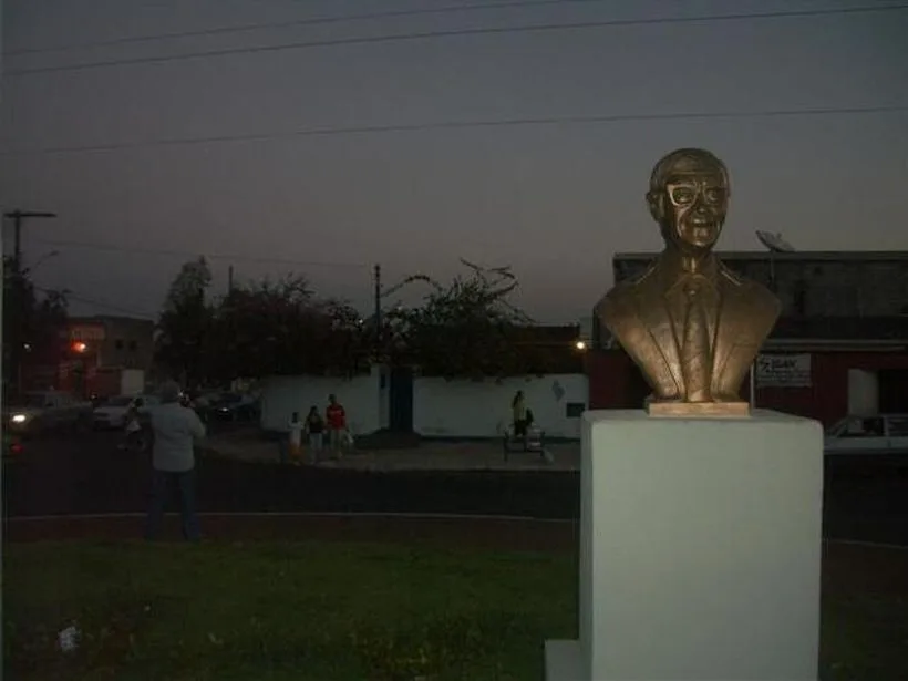 Estátua de Chico Xavier em Uberaba