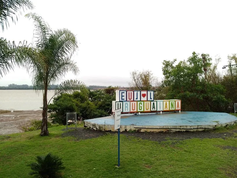 Mirante turístico de Uruguaiana com letreiro