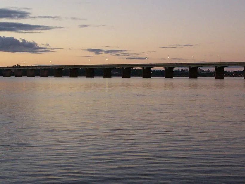 Rio Uruguai e a ponte internacional vistos de Uruguaiana ao entardecer
