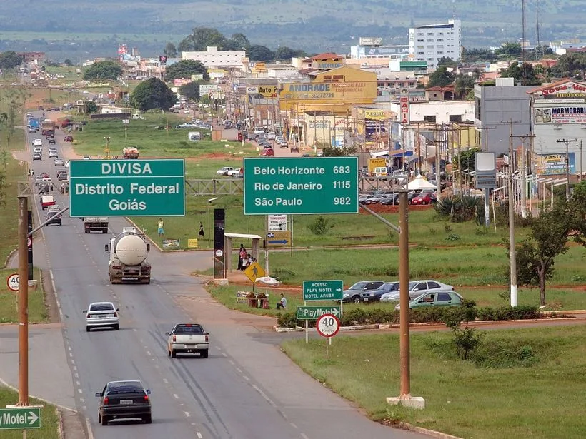 Placa de divisa entre o Distrito Federal e Goiás