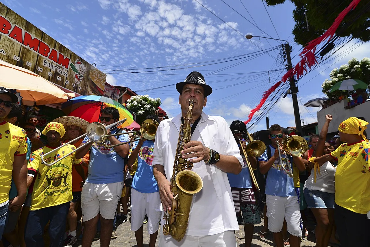 Encontro dos Bonecos Gigantes nas ladeiras do sítio histórico de Olinda durante o Carnaval de Pernambuco