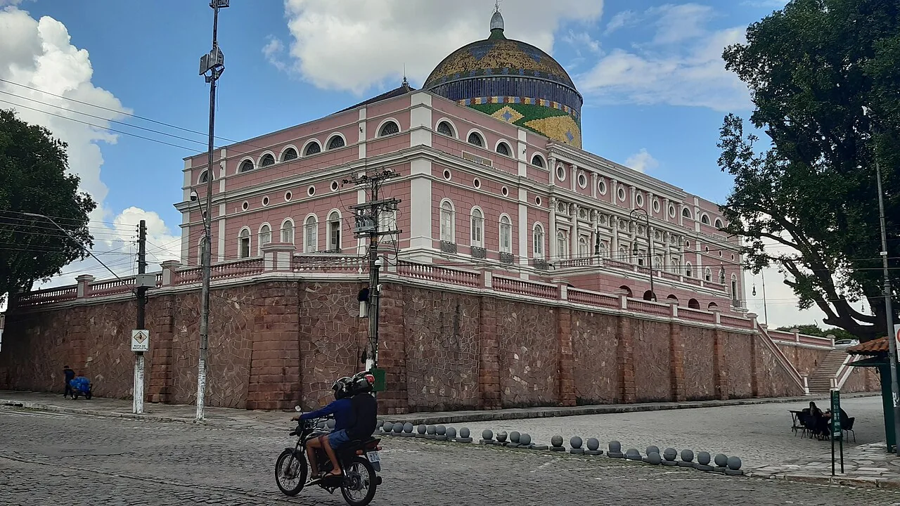 Fachada rosa do Teatro Amazonas em Manaus, com a cúpula de telhas coloridas, marco da Belle Époque erguido com a riqueza do ciclo da borracha após a criação da Província em 1850
