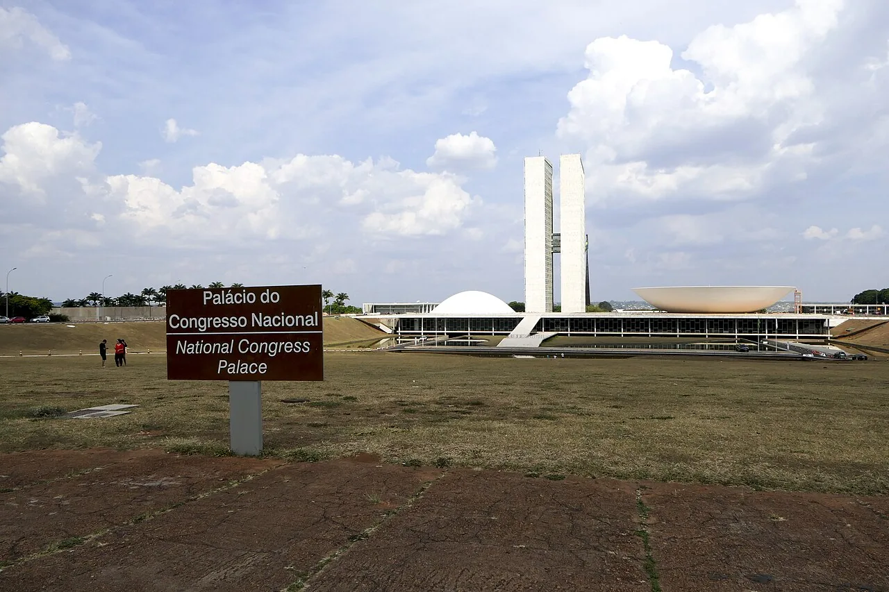 Palácio do Congresso Nacional em Brasília, com as duas torres e as cúpulas projetadas por Oscar Niemeyer na Esplanada dos Ministérios