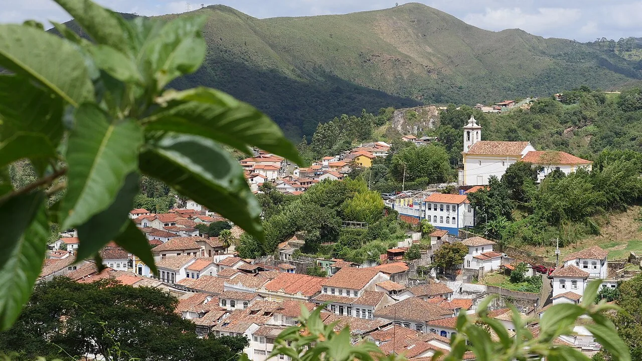 Casario colonial e igrejas barrocas no centro histórico de Ouro Preto, em Minas Gerais, antiga Vila Rica da Inconfidência