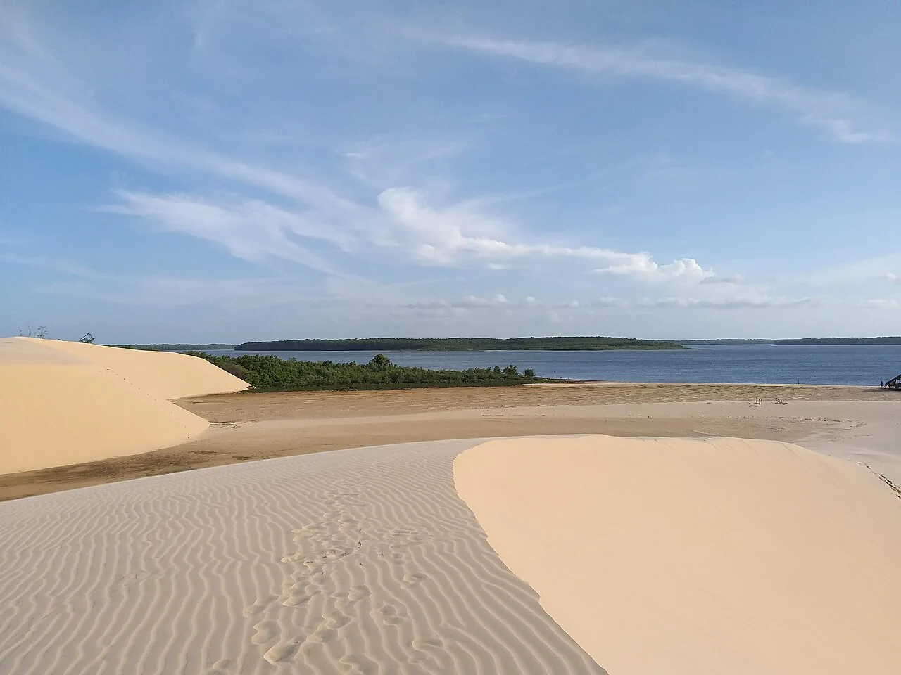 Vista aérea do Delta do Parnaíba, no litoral do Piauí, com os braços do Rio Parnaíba se ramificando em ilhas e canais de vegetação verde antes de encontrar o mar