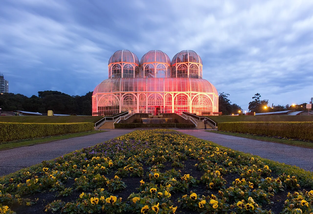 Estufa principal do Jardim Botânico de Curitiba, estrutura de vidro e ferro inspirada no Palácio de Cristal de Londres, cartão-postal do Paraná