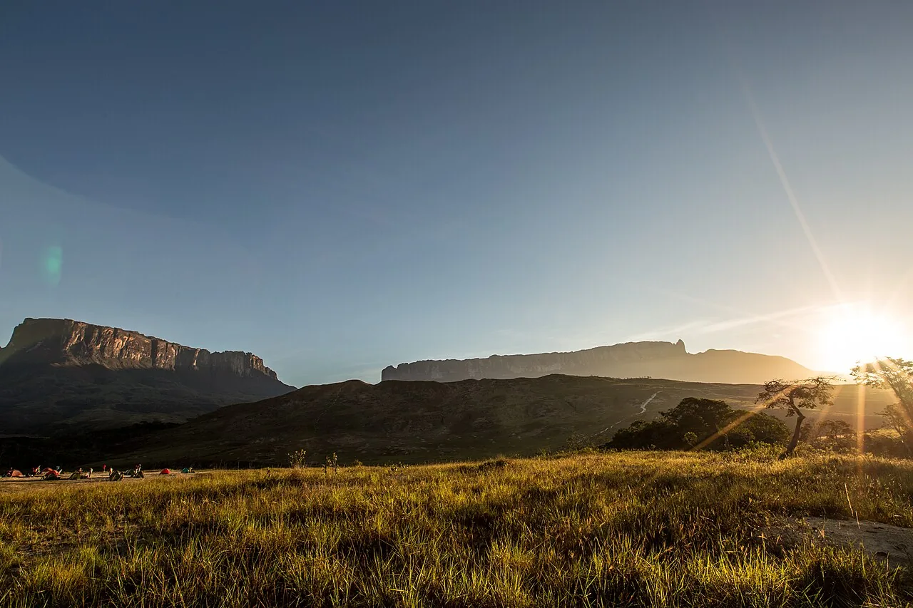 Monte Roraima e o Kukenán-tepui sob sol radiante, com paredões verticais de rocha na fronteira entre Brasil, Venezuela e Guiana