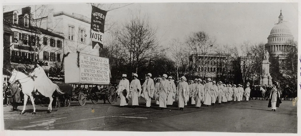 Mulheres marchando pela conquista do voto feminino com faixa Women Vote em Washington, 1913