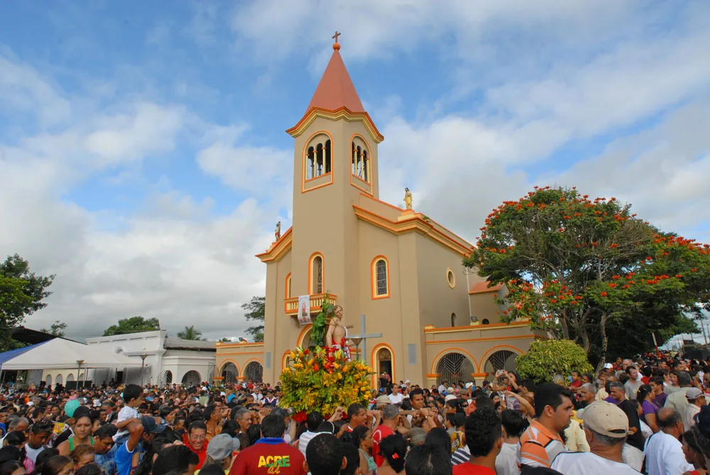 Procissão da Festa de São Sebastião nas ruas de Xapuri, no Acre, com fiéis em devoção em 20 de janeiro