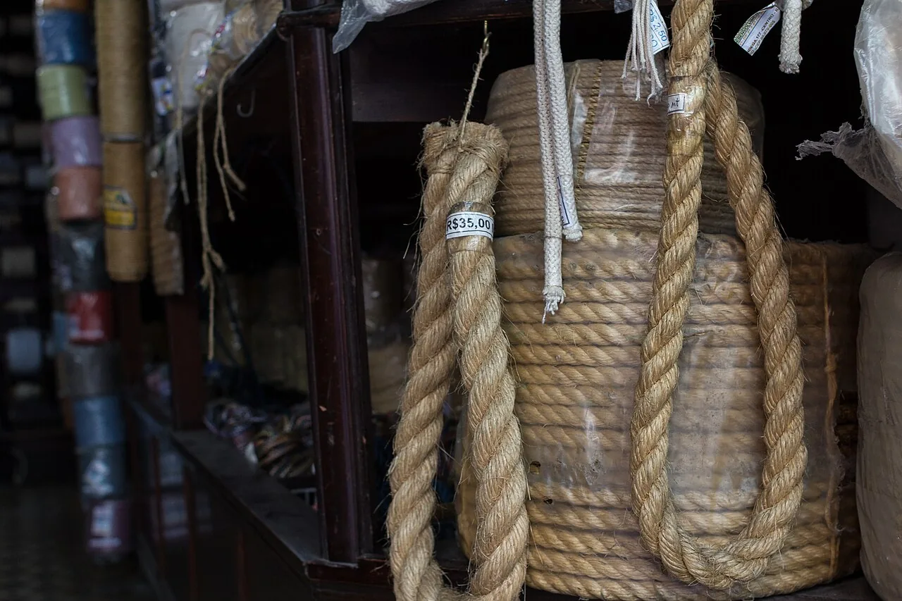 Interior de uma loja de varejo no Brasil, com produtos expostos e atendimento ao cliente no balcão