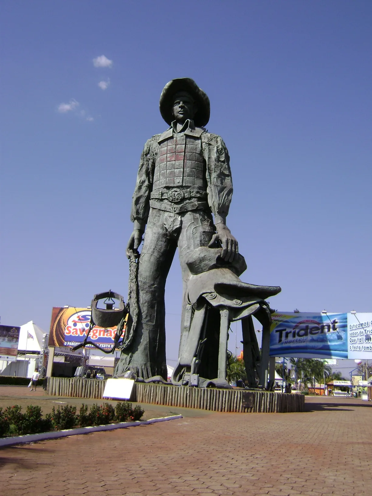 Monumento ao Peão, escultura de 27 metros de altura no Parque do Peão, em Barretos, símbolo da maior festa de rodeio da América Latina
