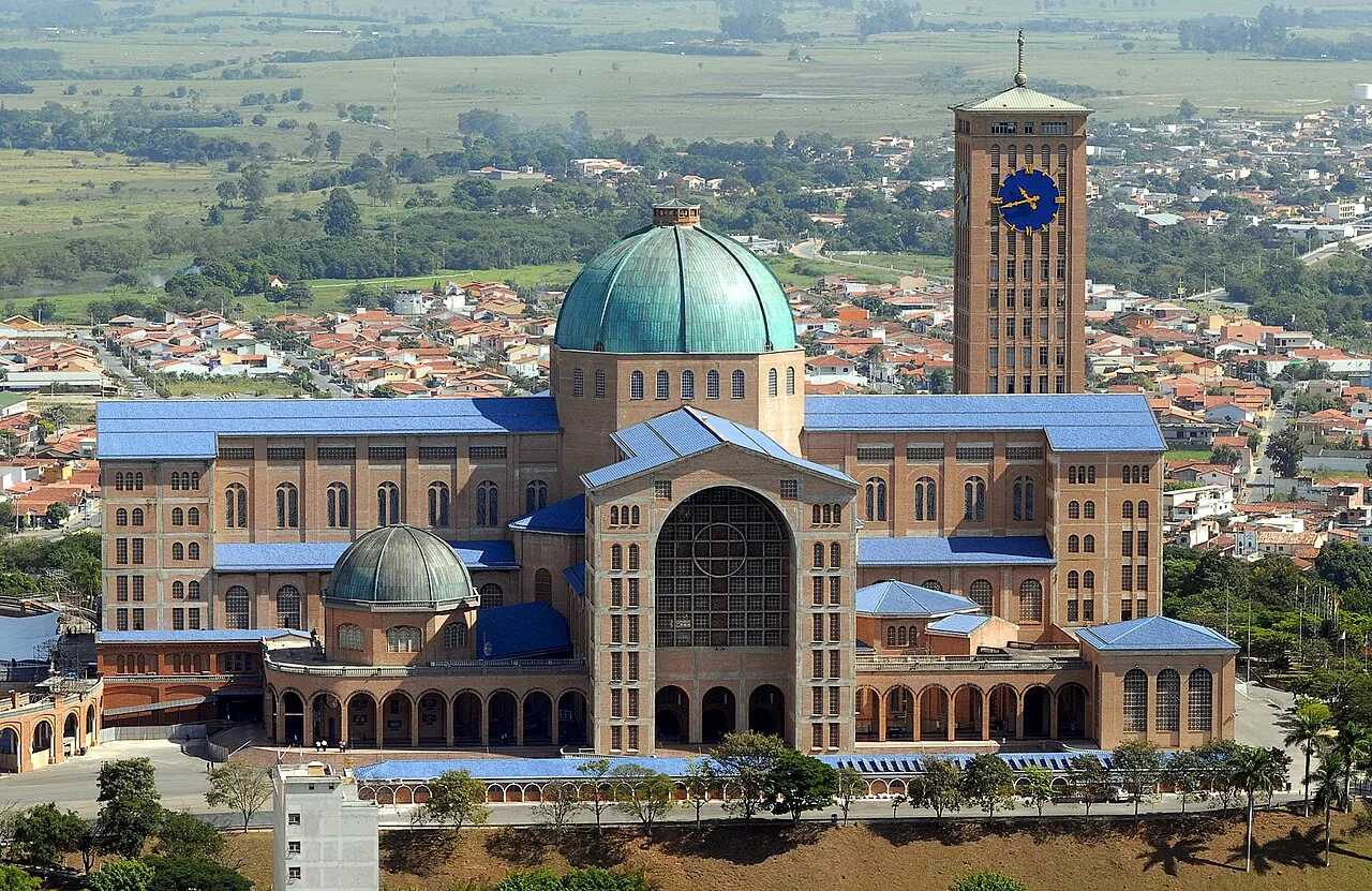 Vista da Basílica do Santuário Nacional de Nossa Senhora Aparecida, em Aparecida (SP), o maior templo mariano do mundo