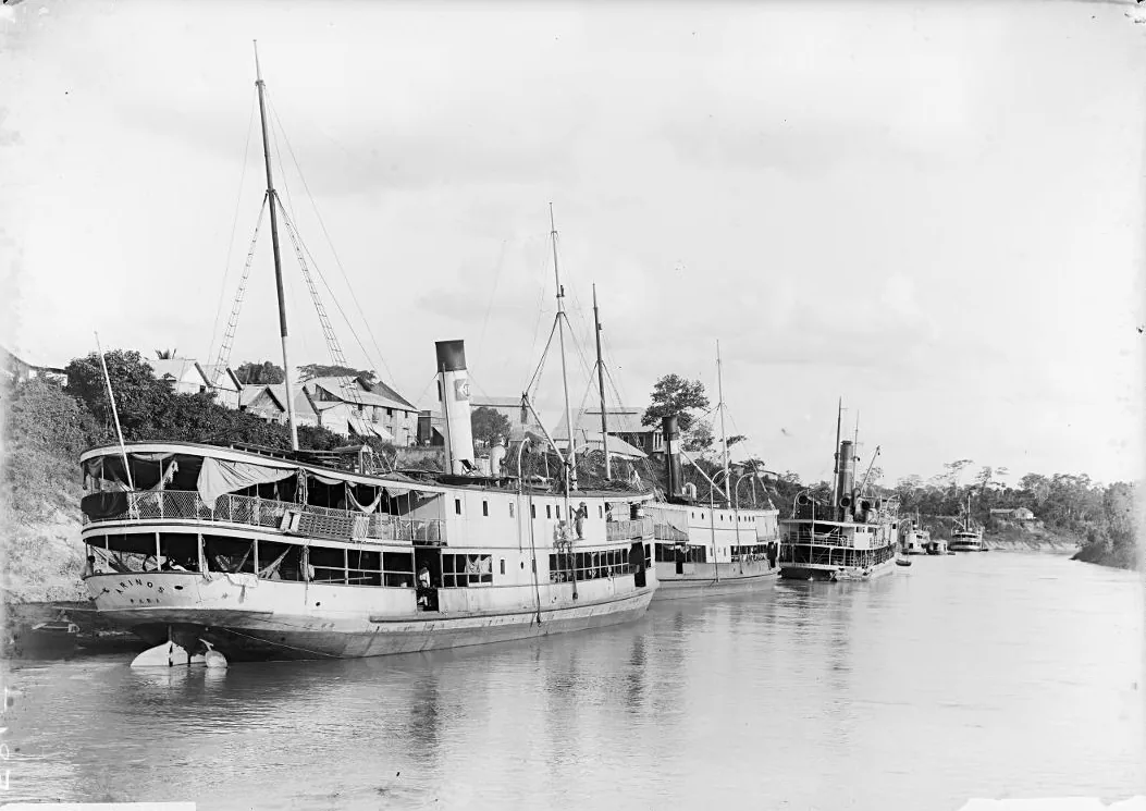 Vapores ancorados no porto de Xapuri, no Rio Acre, por volta de 1913, retratando a cidade que foi o centro da Revolução Acreana de 1902