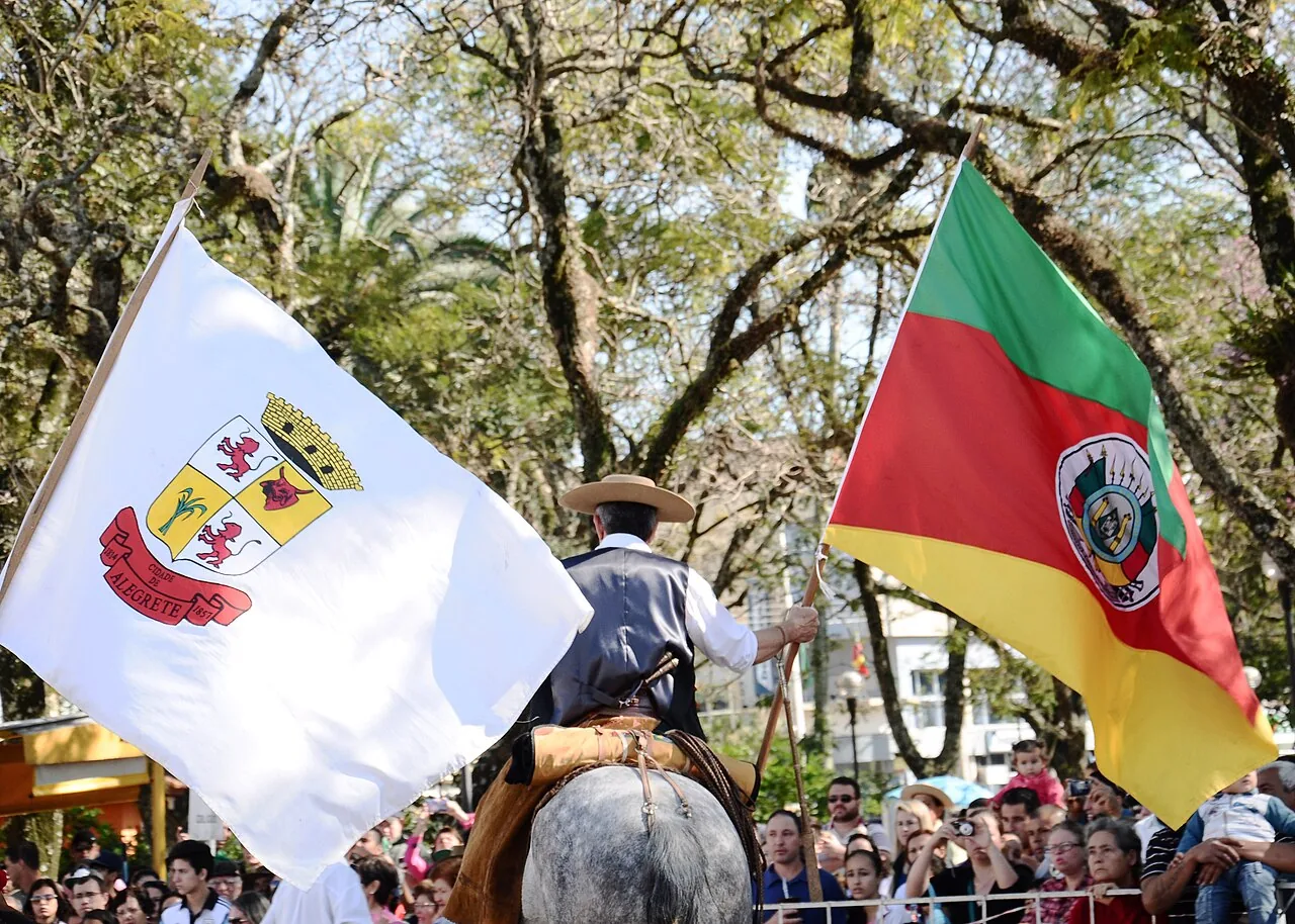 Cavalarianos com trajes típicos gaúchos no desfile do 20 de setembro em Alegrete, Rio Grande do Sul