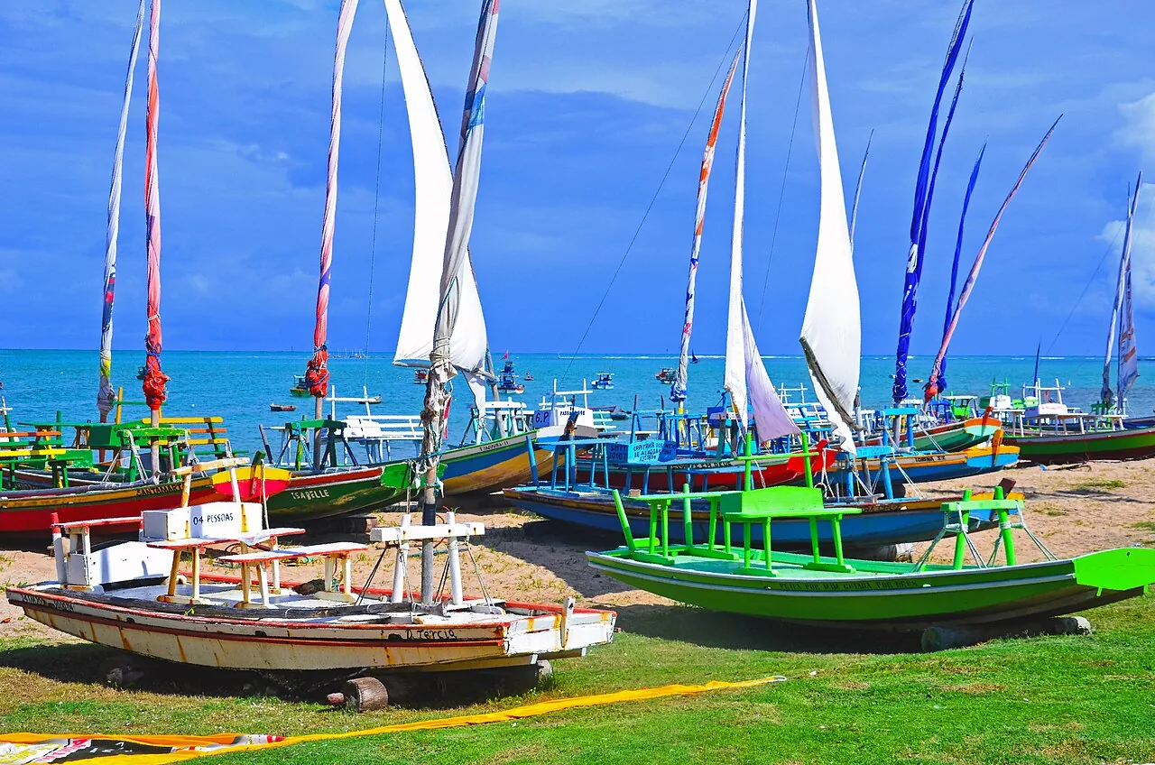 Jangadas coloridas na areia da Praia de Pajuçara, em Maceió, Alagoas, ponto turístico que recebe grande movimento no feriado de São João