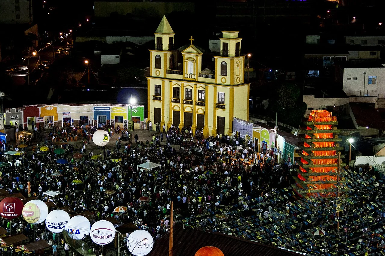 Cidade cenográfica do São João de Campina Grande no Parque do Povo, com casario nordestino, igreja e bandeirinhas montados para o Maior São João do Mundo
