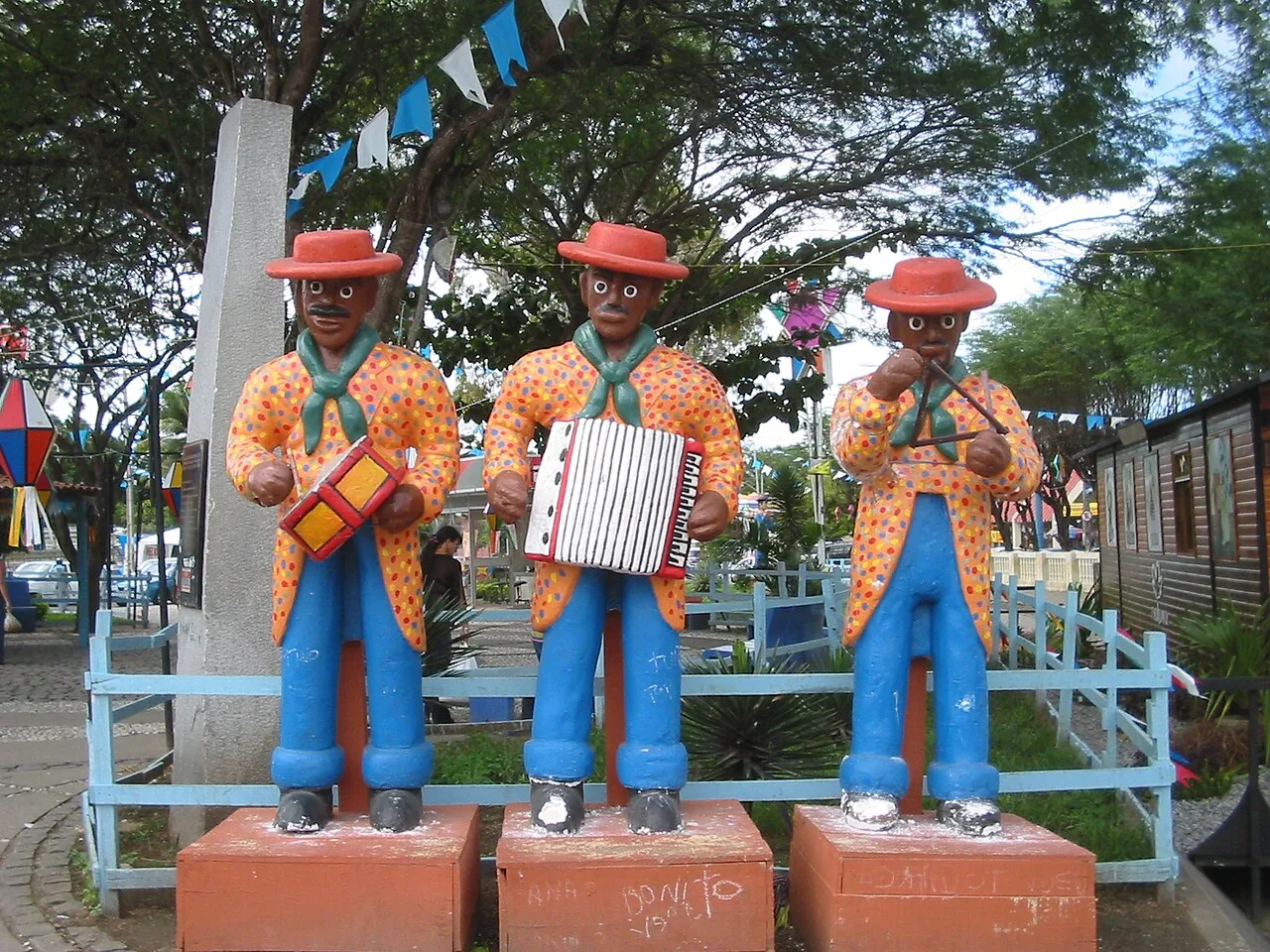 Trio de forró pé de serra com sanfona, zabumba e triângulo tocando ao vivo durante o São João de Caruaru, no agreste de Pernambuco