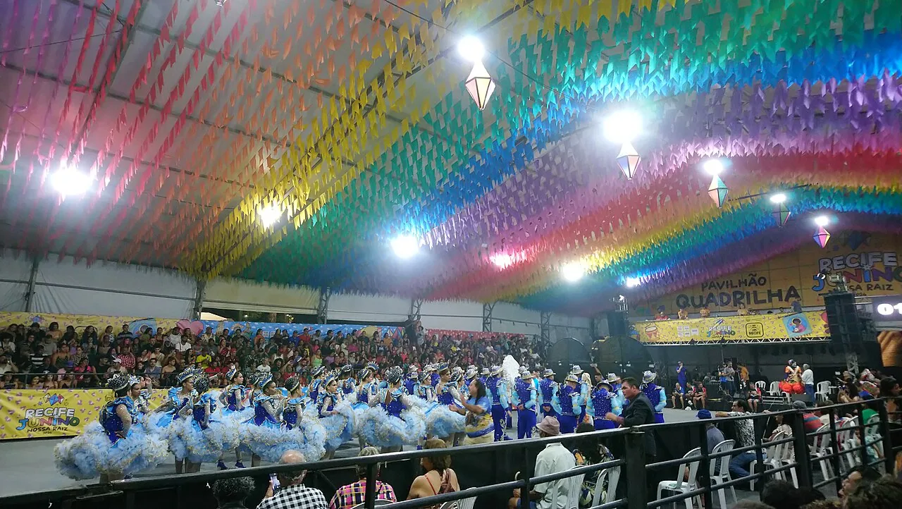 Quadrilha junina dançando em arraial decorado durante festa de São João no Sítio Trindade, em Recife (PE)