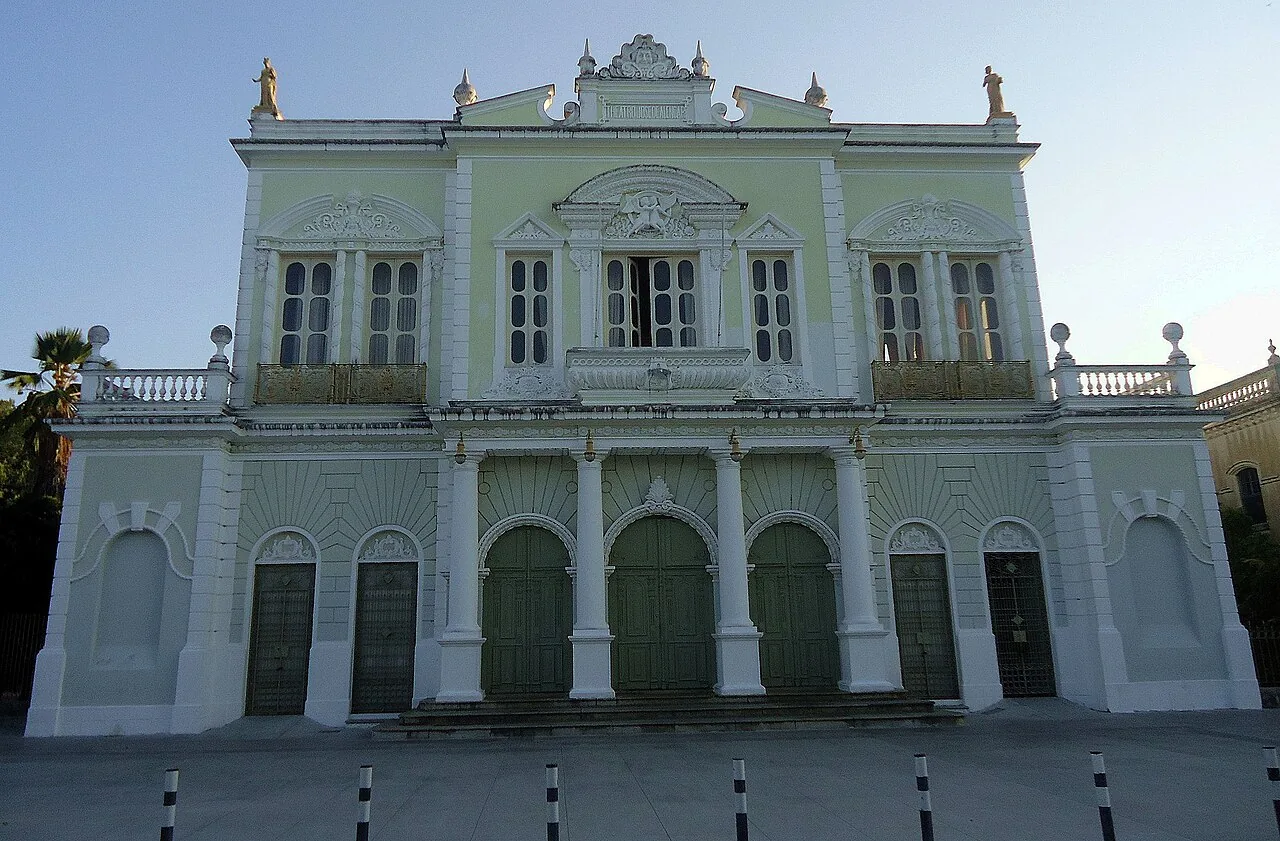 Fachada do Theatro José de Alencar, no centro de Fortaleza, exemplar da arquitetura eclética cearense