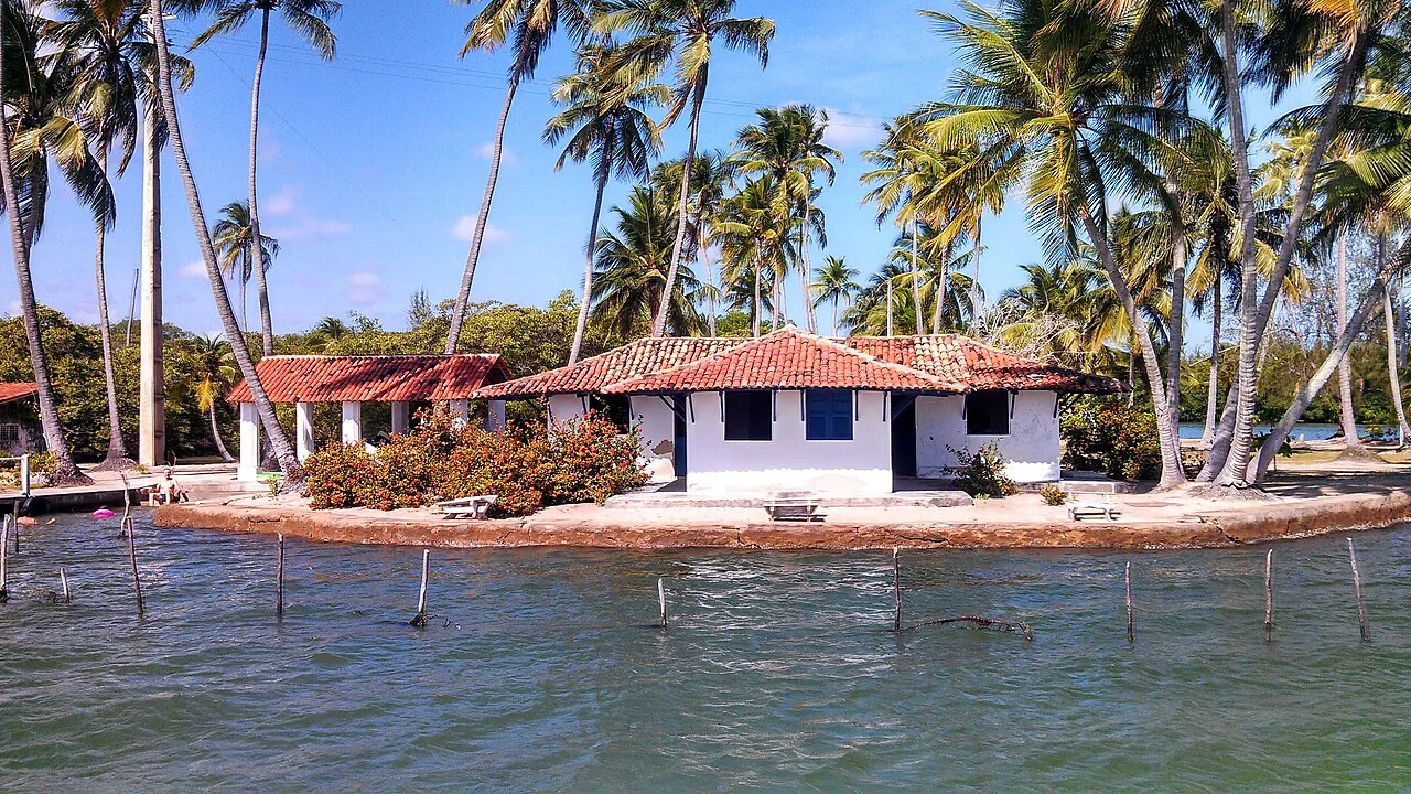 Ilha na Lagoa Mundaú, em Maceió, Alagoas, palco tradicional das festas e procissões aquáticas em homenagem a São Pedro, padroeiro dos pescadores