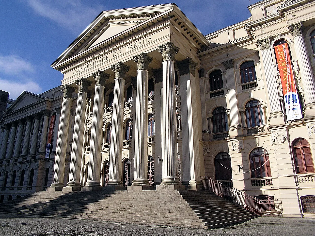 Prédio histórico da Universidade Federal do Paraná no Campus Santos Andrade, em Curitiba, exemplo de universidade pública federal cujas vagas são distribuídas pelo Sisu