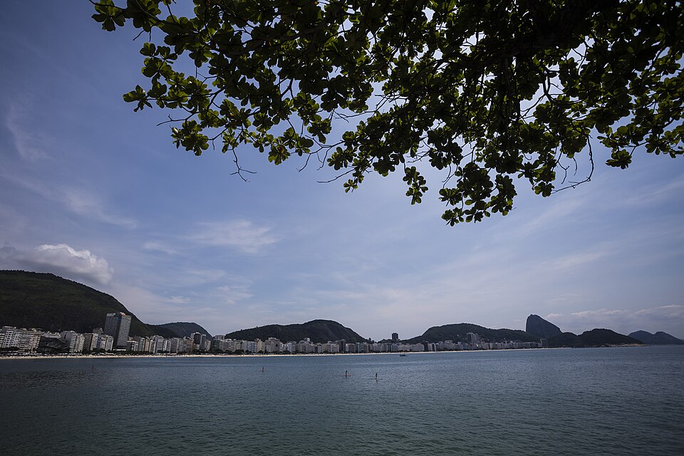 Vista da praia de Copacabana a partir do Arpoador, Rio de Janeiro