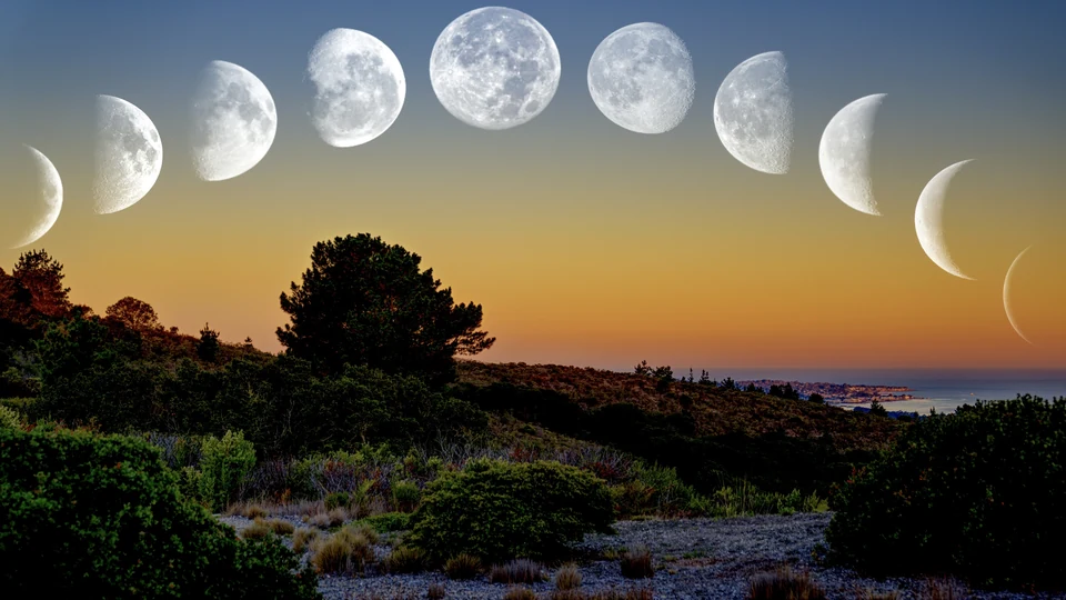 Fases da Lua fotografadas em sequência sobre a paisagem de uma baía ao pôr do sol