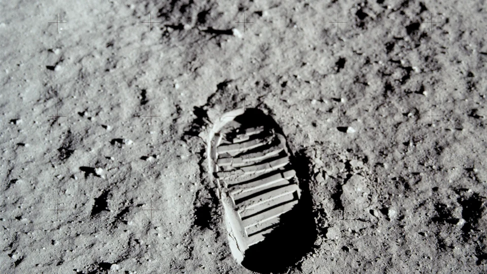 Pegada de bota de astronauta marcada no solo cinzento da Lua, fotografada na missão Apollo 11