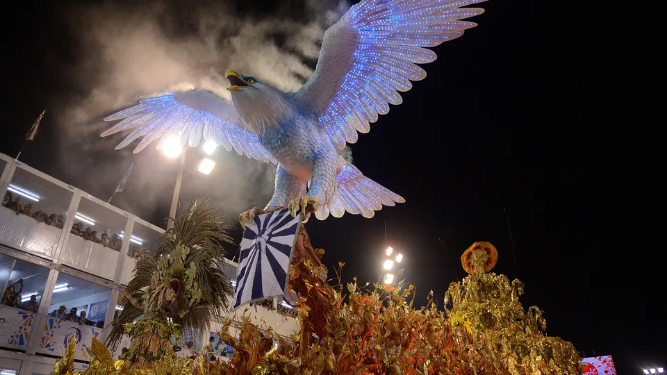 Carro alegórico da Portela com uma grande águia iluminada, no desfile das escolas de samba no Sambódromo do Rio de Janeiro