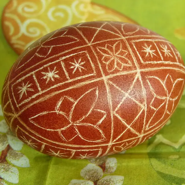Ovo de Páscoa marrom com desenhos de flores entalhados na casca