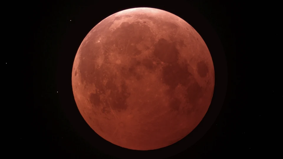 Lua de sangue, com o disco lunar inteiro em tom vermelho-alaranjado durante a totalidade de um eclipse