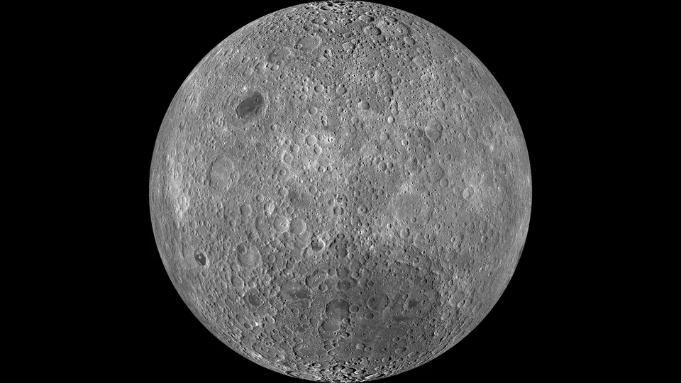 Mosaico fotográfico do lado oculto da Lua, coberto de crateras e sem as grandes manchas escuras da face visível