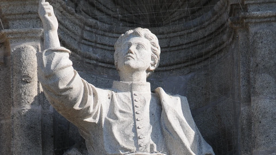 Estátua de São Martinho de Dume, o bispo que deu aos dias da semana os nomes em feira, na fachada da Igreja dos Congregados, em Braga