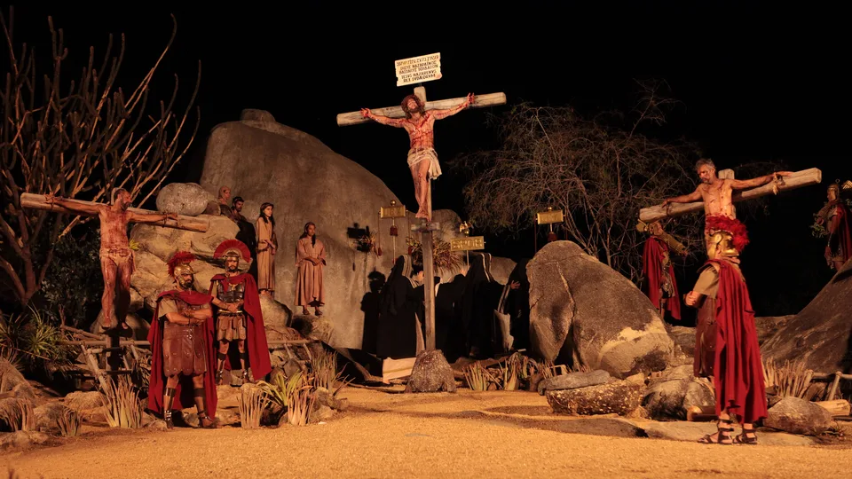 Encenação noturna da crucificação de Jesus, com três cruzes e soldados romanos, no espetáculo da Paixão de Cristo de Nova Jerusalém