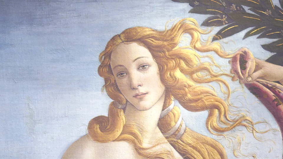 Detalhe do rosto de Vênus, de cabelos ruivos ao vento, na pintura O Nascimento de Vênus, de Botticelli
