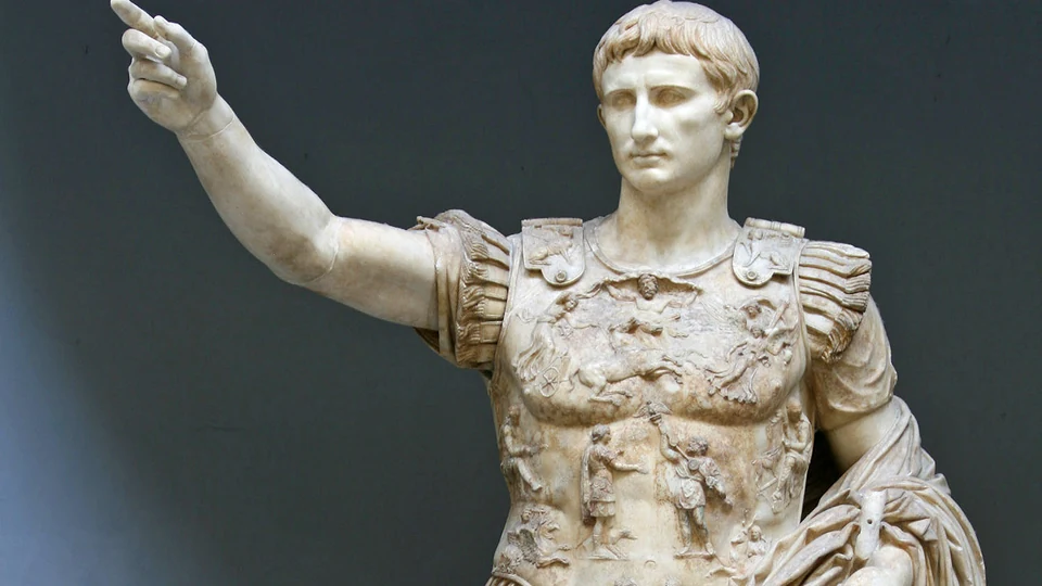 Estátua de mármore do imperador Augusto, que deu nome ao mês de agosto, com o braço direito erguido