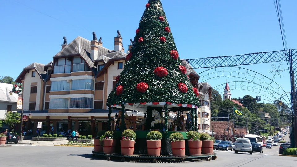 Grande árvore de Natal decorada numa praça de Gramado, no Rio Grande do Sul