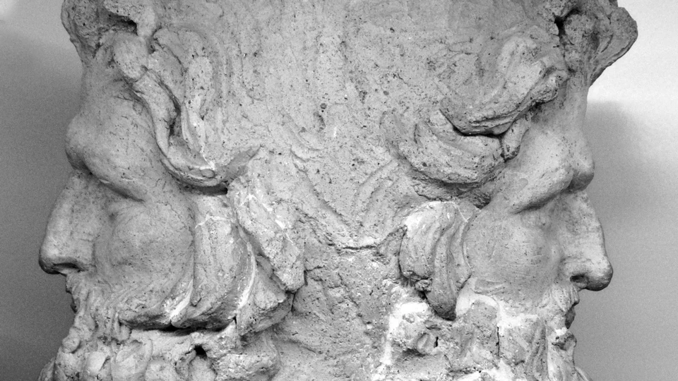 Escultura antiga de Jano, o deus romano de duas faces, com um rosto voltado para cada lado
