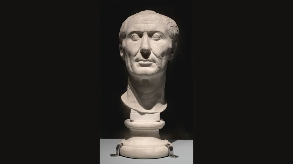Busto de mármore de Júlio César, o retrato de Túsculo, sobre pedestal e fundo escuro